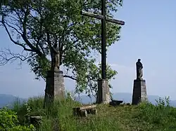 Kříž a sochy svatých na Bradě