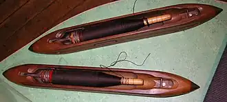 (3)Člunky s přízí na kanetách