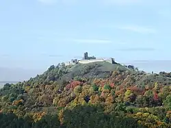 Pohled na kopec se zříceninou hradu Branč