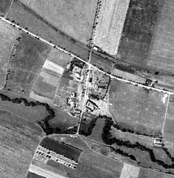 Letecký snímek vesnice z 50. let 20. století