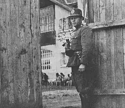 Vstupní brána do tábora střežená protektorátním četníkem