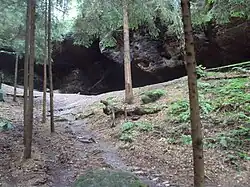 Pohled zdola k jeskyni