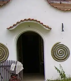 ozdoby u vchodu do obytné části