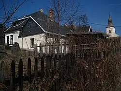 stavba lidové architektury, v pozadí kostelík Panny Marie