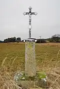 Kříž u silnice vedoucí do obce