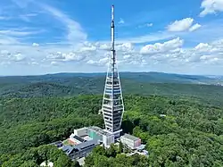 Televizní věž na hoře Kamzík (439 m.), nad Bratislavou