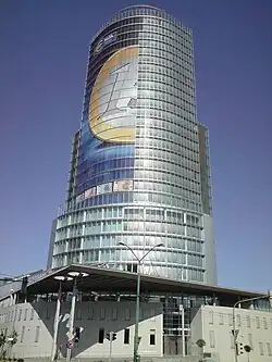 Budova banky v září 2008 před změnou měny