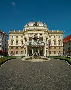 Historická budova na Hviezdoslavově náměstí, sídlo Opery SND