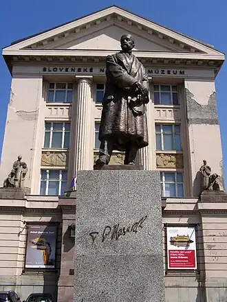 Památník vzniku Československa se sochou T. G. M. před budovou Slovenského národního muzea