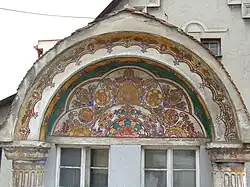 Bratislava, Tvarožkova ul. č. 4. Vchod do vily zdobí malba Jaroslava Votruby z roku 1924 s lidovým motivem.