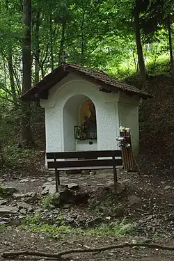 Kaple Panny Marie Žlábecké s pramenem u trasy 3020