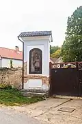 Výklenková kaplička u domu čp. 8