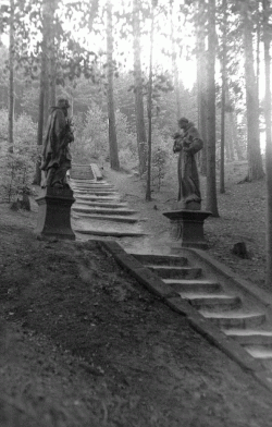 Schodiště se sochami sv. Jana Nepomuckého (vlevo) a sv. Antonína Paduánského (vpravo) (1925)
