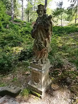 Kopie sochy svatého Jana Nepomuckého nad schodištěm