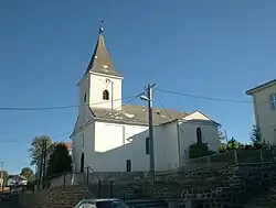 Kostel Panny Marie uprostřed vsi