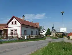 Střed vsi s kapličkou