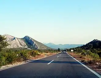 Silnice D39 nedaleko vesnice Gornja Brela