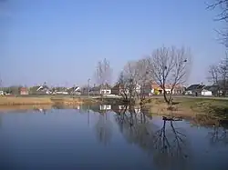 Pohled na Brestovec přes obecní rybník