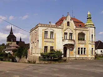 Kostel sv. Vavřince v Březině v pozadí