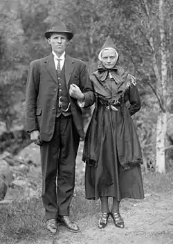 Svatební fotografie ženicha a nevěsty, Bjørkedalen, Førde, 1921