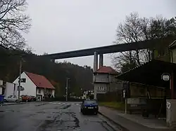 Pohled na most Vysočina z jihu od zastávky autobusu na silnici č. 360 ve Velkém Meziříčí