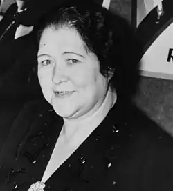 Bridget Dowlingová poskytující informace o British War Relief Society (1941)