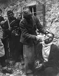 Partyzáni stříhají a holí zajaté Četniky, kteří byli v Bosně a Hercegovině propuštěni v roce 1943