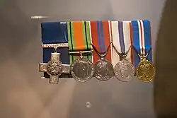 Medaile zlatého výročí královny Alžběty II. (vpravo)