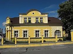 Budova seriálové mateřské a základní školy