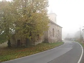 Silnice v obci Brložec u kostela svatého Michaela archanděla