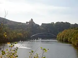 Pohled na Brněnskou přehradu a hrad Veveří
