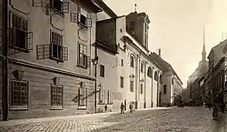 Ulice Jezuitská s kolejí a kostelem v roce 1903