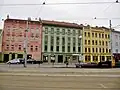 Řada obytných domů na jižní straně náměstí