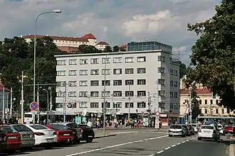 Dominantní blok prvorepublikových domů v centrální části náměstí