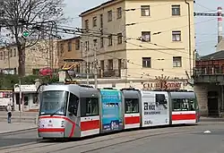 Škoda 13T přijíždí na lince 12 k hlavnímu nádraží