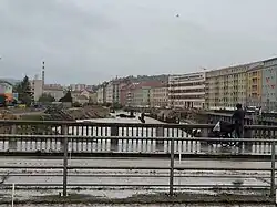 Lidé sledují zaplavenou stavbu v korytě Svratky v Brně