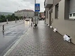 Pytle s pískem jako ochrana budov v ulici Poříčí v Brně