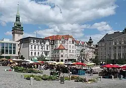 Náměstí v době trhové sezóny