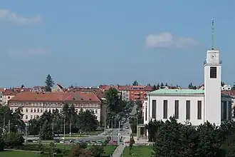 Pohled z Kraví hory na náměstí Míru s církevní základní školou a kostelem sv. Augustina