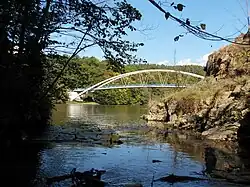 Ústí potoka Veverka do Svratky, respektive do Brněnské přehrady poblíž hradu Veveří