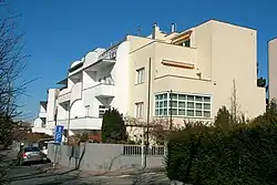 Jižní blok pěti řadových rodinných domů Eliášova č. 9–17 v březnu 2025