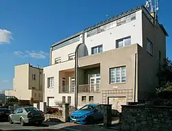 Dvojdům v Kameníčkově ulici (zleva číslo 26 a 24) v březnu 2025