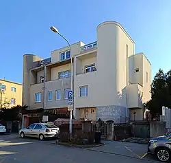 Uliční průčelí trojdomu Sirotkova 73, 75 a 77 v březnu 2025