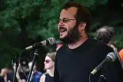 Ondřej Slačálek na manifestaci na podporu uprchlíků v Brně (2015)