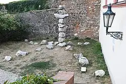 Pomník Znamení s pamětními deskami Janu Zahradníčkovi a obětem nesvobody v Brně na Petrově od Jana Šimka