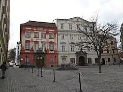 Vlevo palác Hausperských z Fanalu, sídlo Divadla U stolu