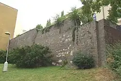 Jeden z dochovaných úseků hradního zdiva poblíž hotelu International (2008)
