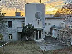 severní vstupní průčelí se schodištěm