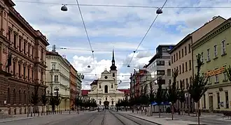 Pohled na Joštovu a kostel sv. Tomáše z Komenského náměstí