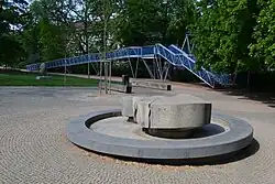 Kašna a lávka přes Koliště